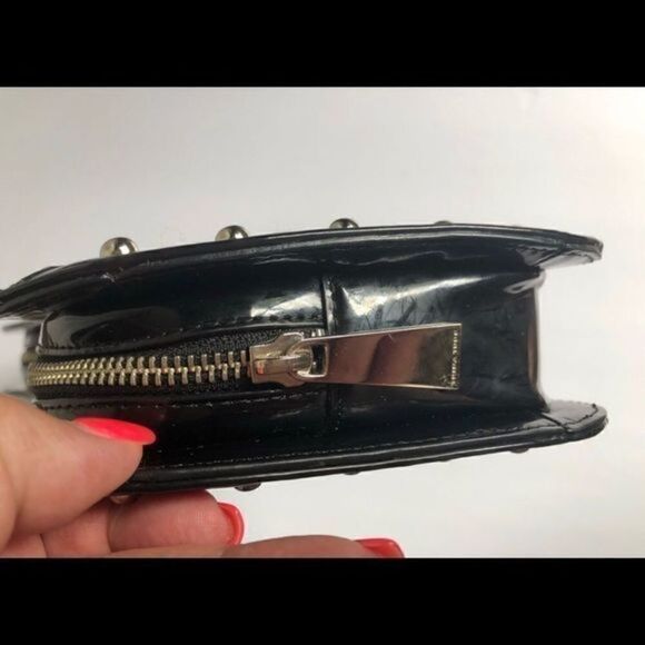 Trina Turk Houndstooth Clutch is ideal for any event or occasion. - Picture 5 of 10